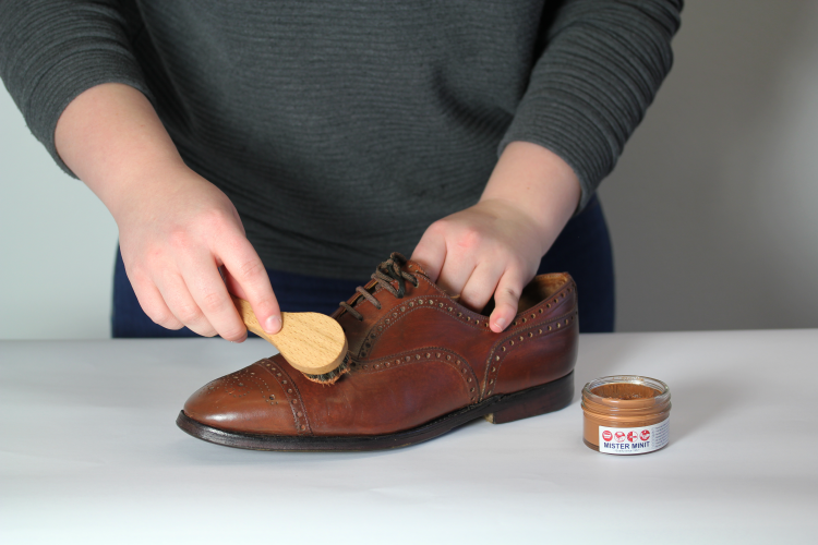 Utilisez du cirage et appliquez le avec une brosse à chaussures